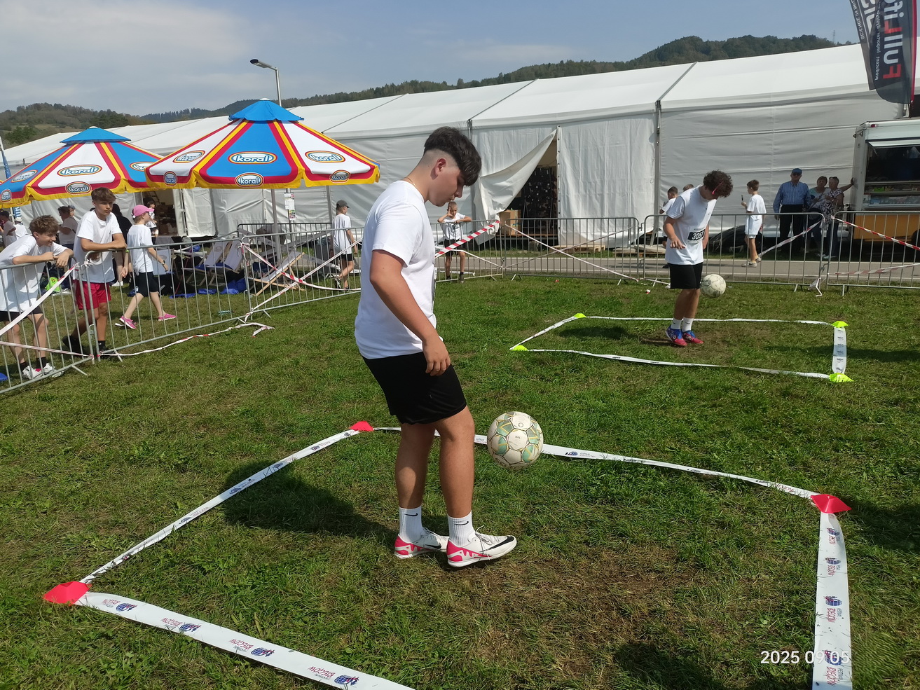 Zdjęcie 16 Festiwal Biegowy - Aktywny Małopolanin (4)60b950a8-f9c5-4c2a-8b22-3fd3c43a9aaf.jpg w galerii Zawody sportowe Aktywny Małopolanin podczas 16 Festiwalu Biegowego
